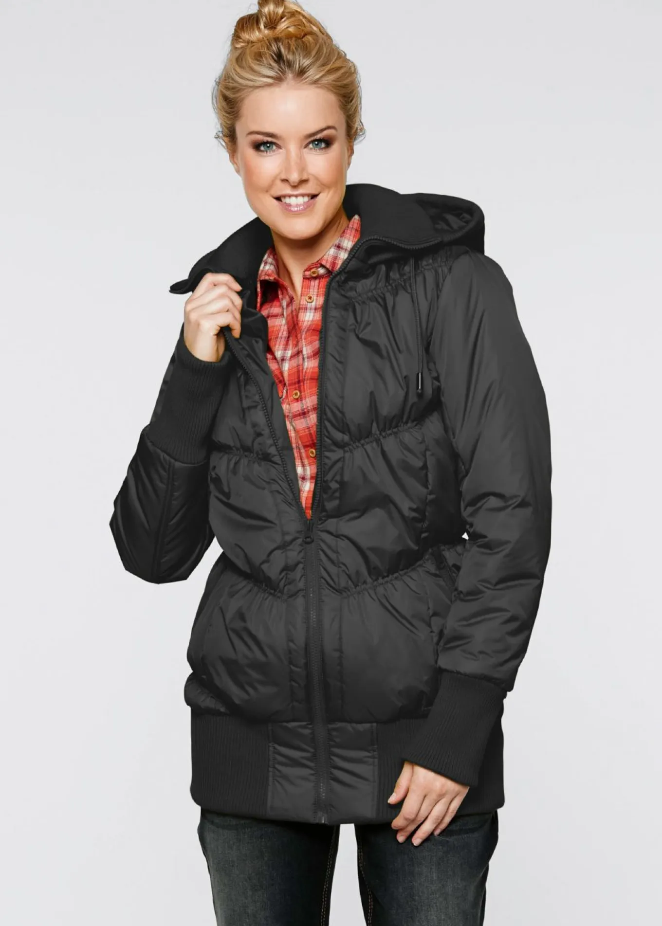 Abrigo acolchado con cinturilla cómoda ancha y capucha
