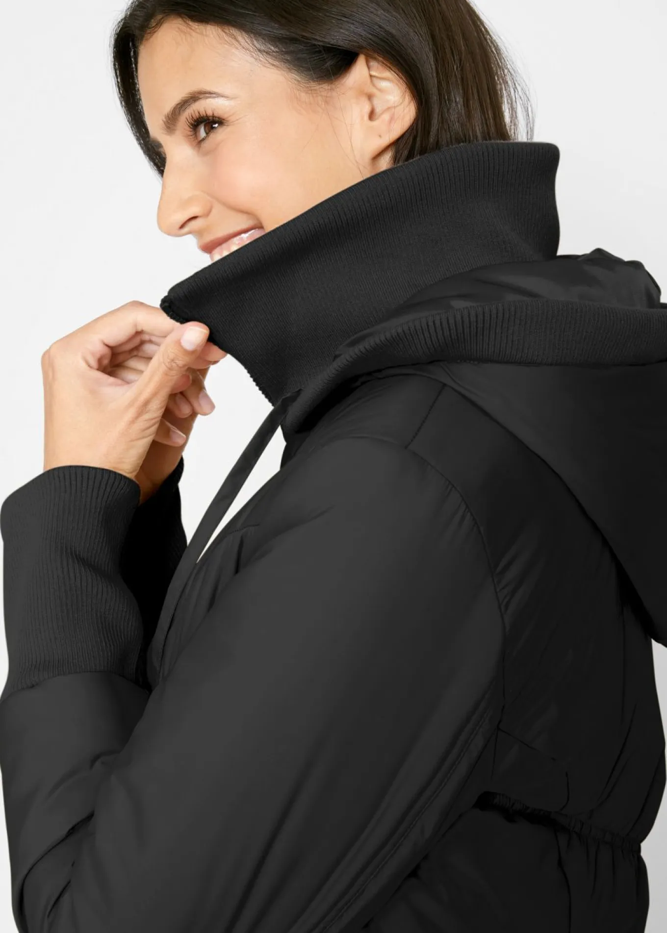 Abrigo acolchado con cinturilla cómoda ancha y capucha