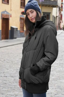 Abrigo acolchado con cinturilla cómoda ancha y capucha