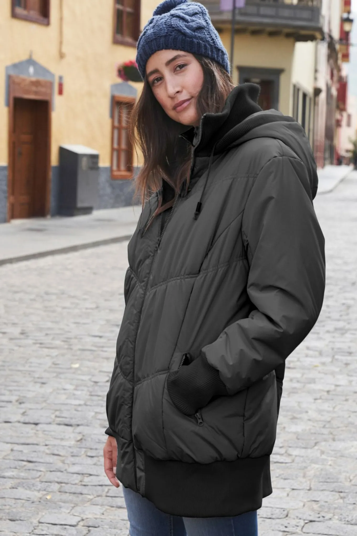 Abrigo acolchado con cinturilla cómoda ancha y capucha