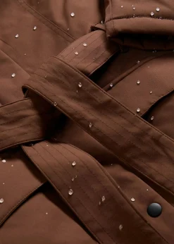 Abrigo corto para exteriores con cinturón, material impermeable y forro de leopardo