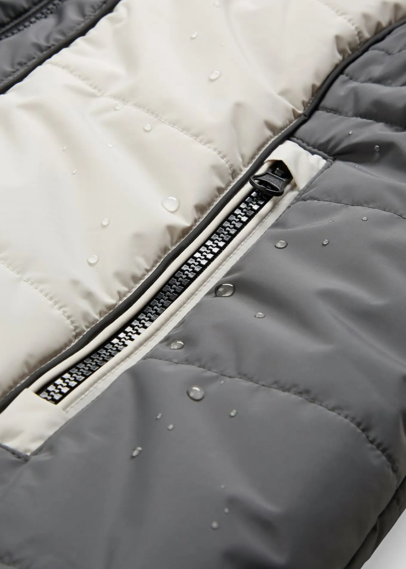 Abrigo corto para exteriores con pelo sintético y material impermeable