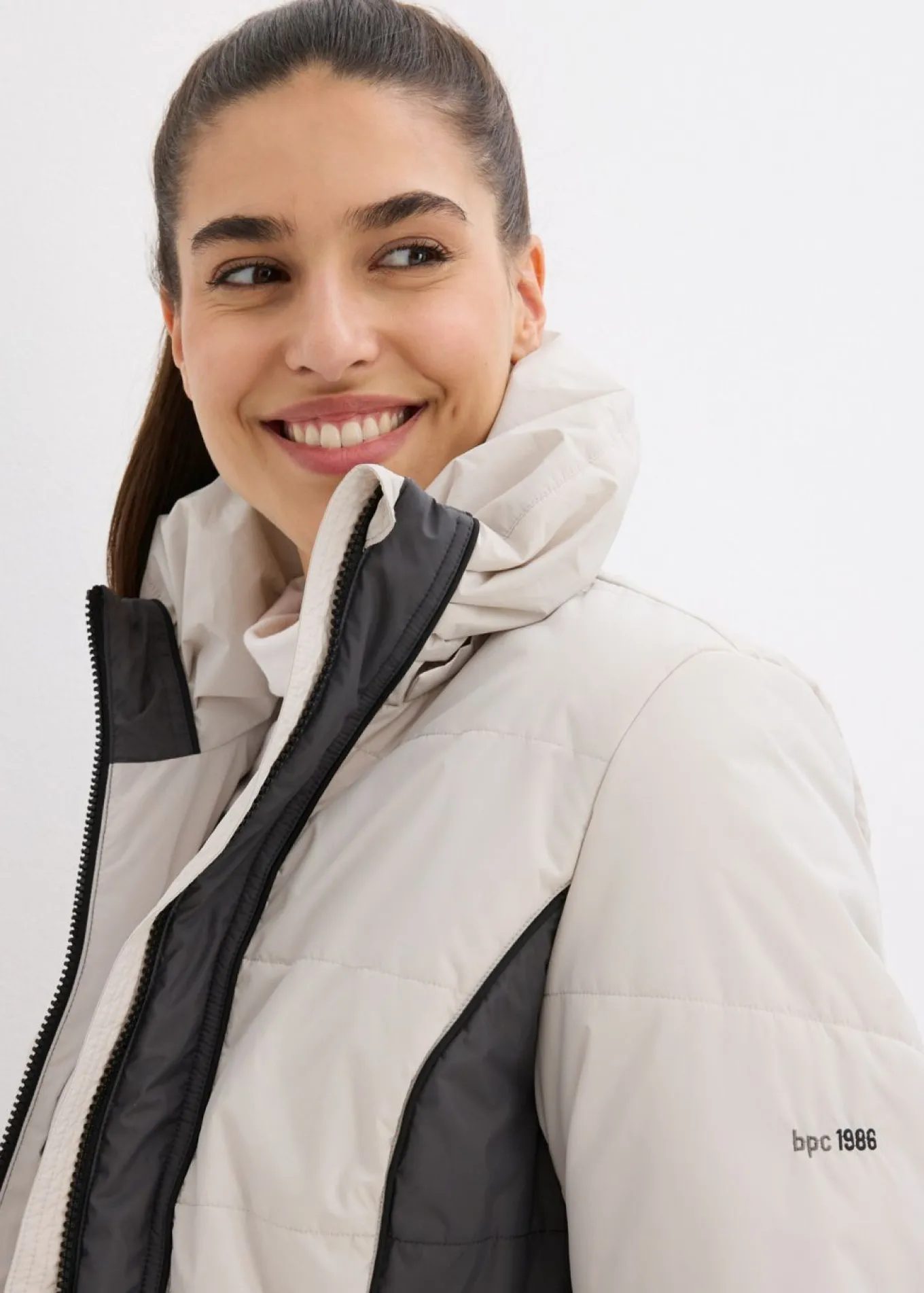 Abrigo corto para exteriores con pelo sintético y material impermeable
