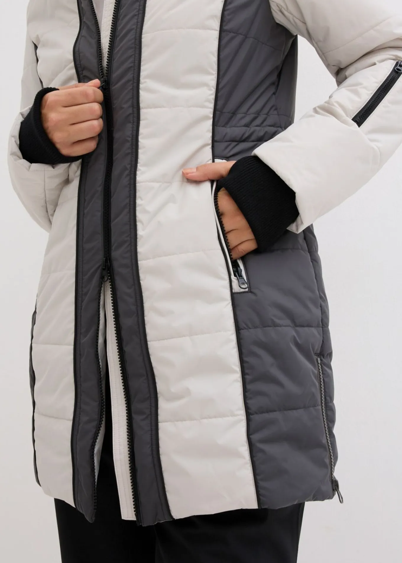 Abrigo corto para exteriores con pelo sintético y material impermeable