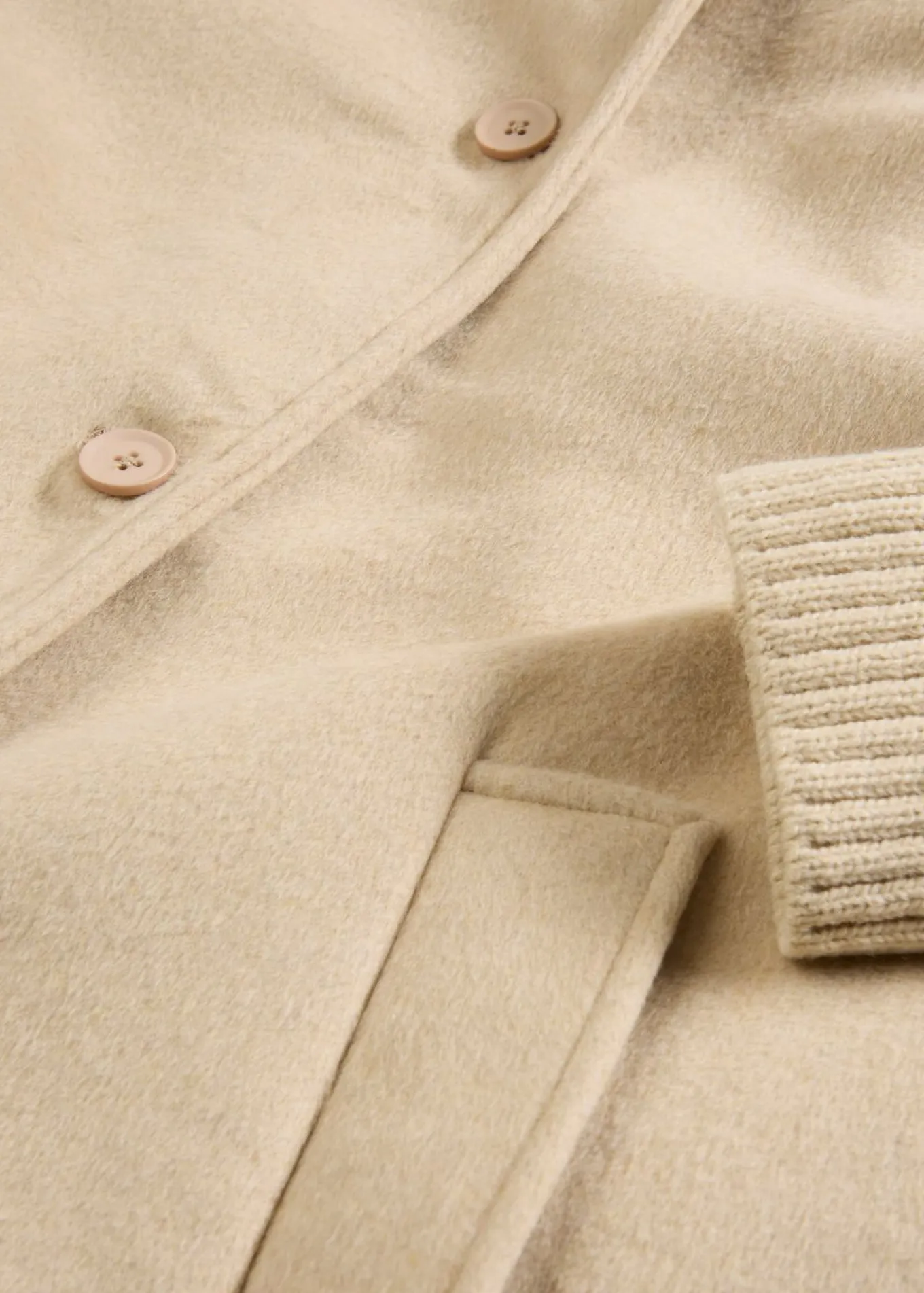 Abrigo de lana con ribete de punto