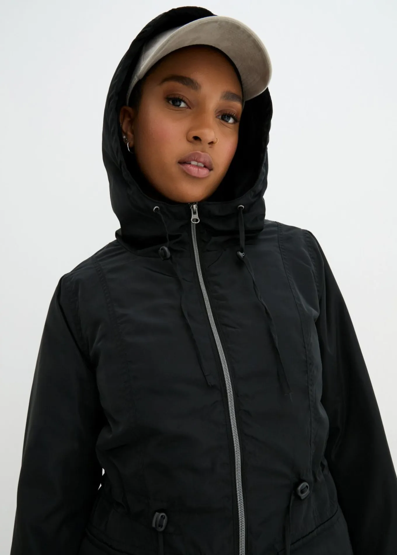 Abrigo ligeramente acolchado con cordón