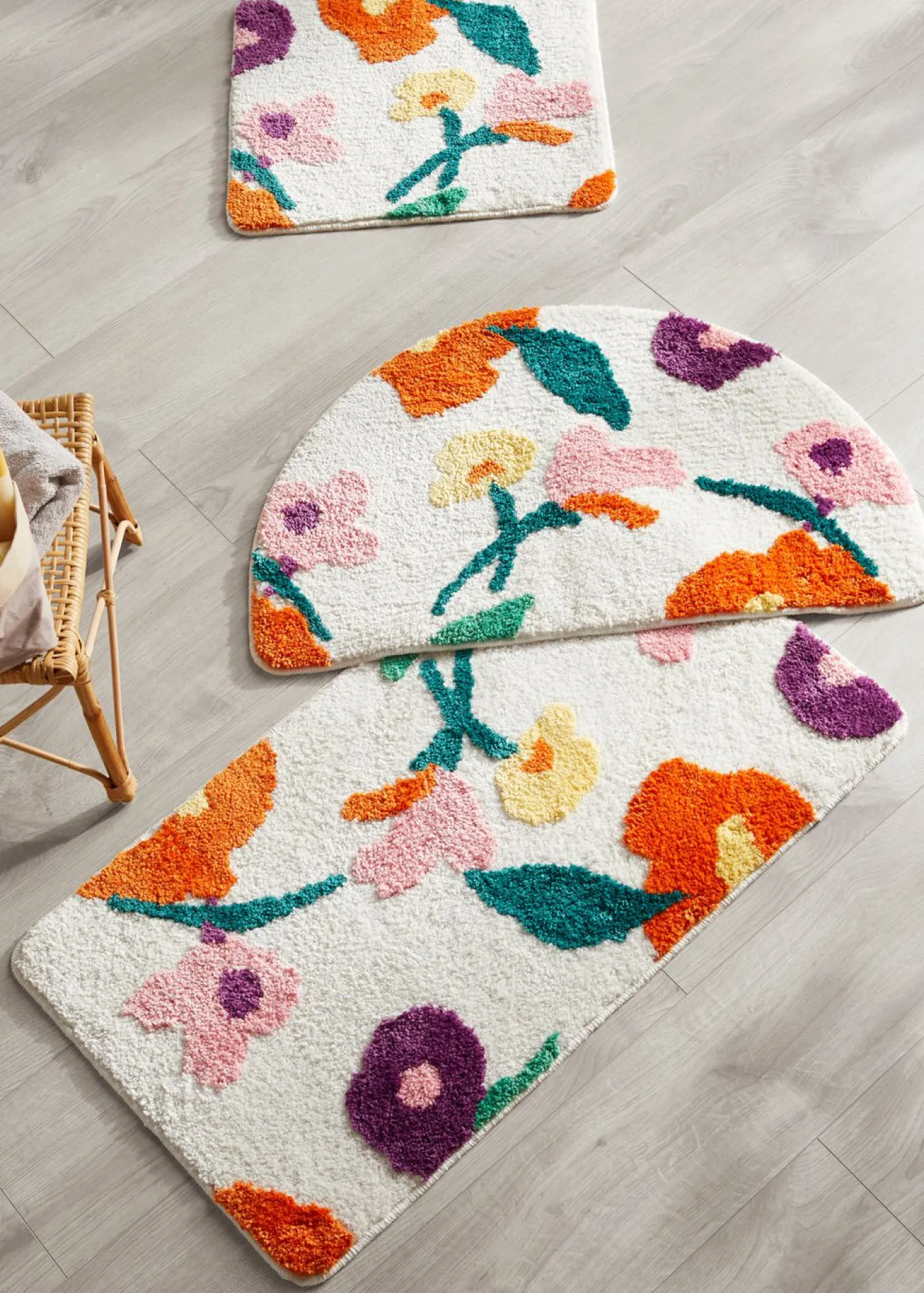 Alfombrilla de baño acolchada con un colorido diseño floral