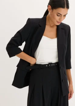 Americana con hombros marcados en tendencia