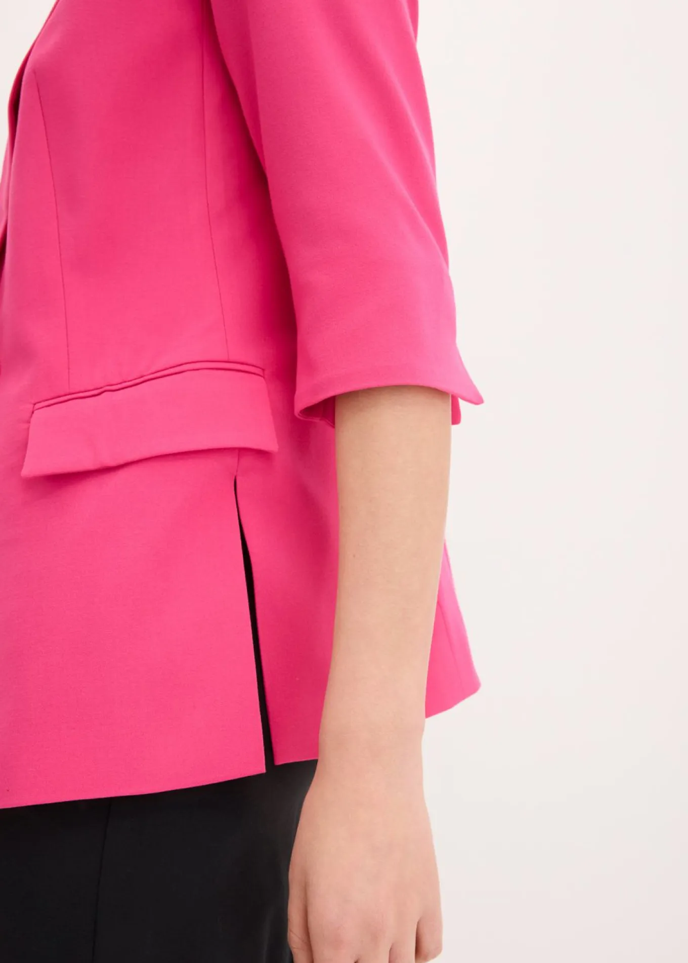 Americana con hombros marcados en tendencia
