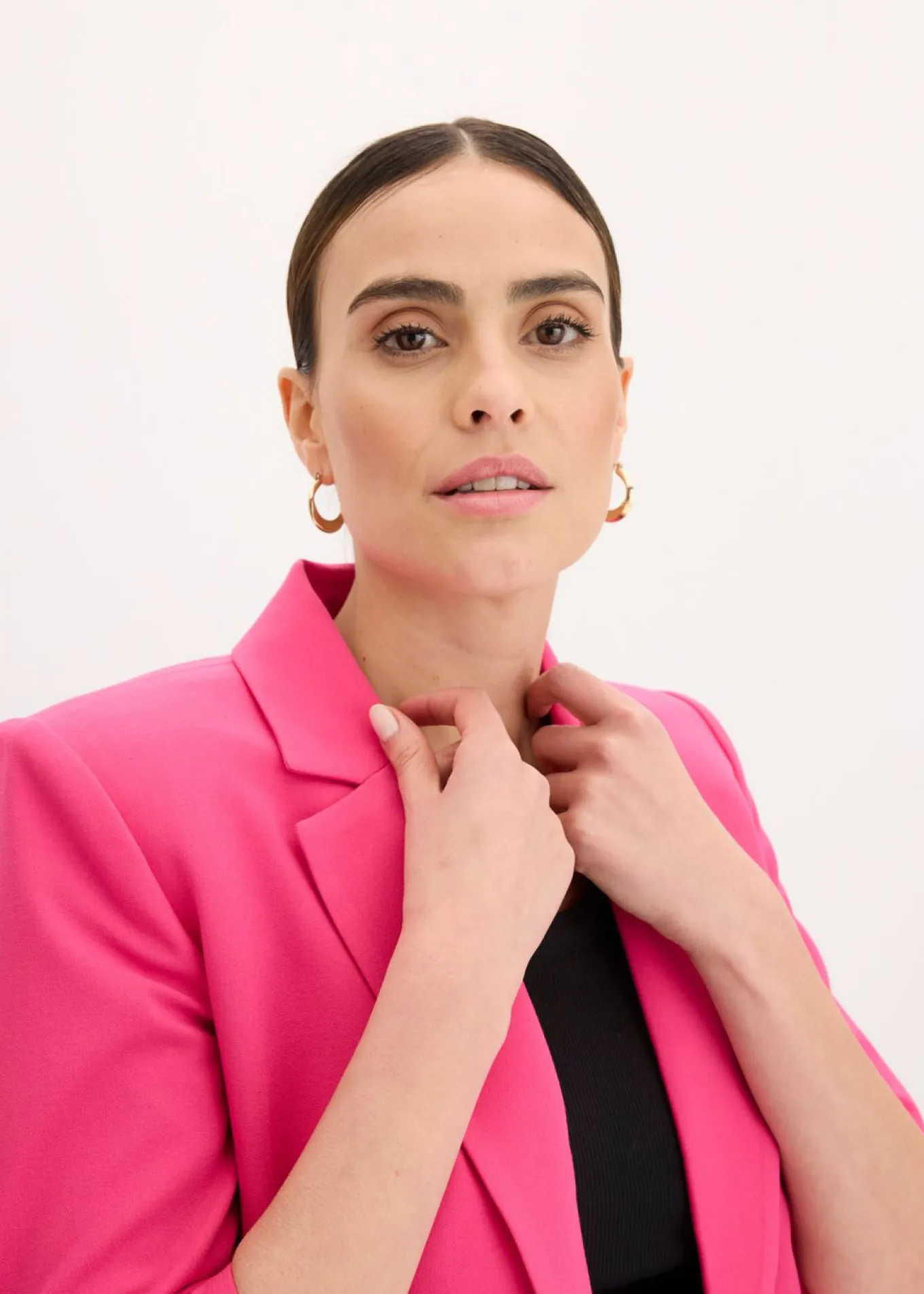 Americana con hombros marcados en tendencia