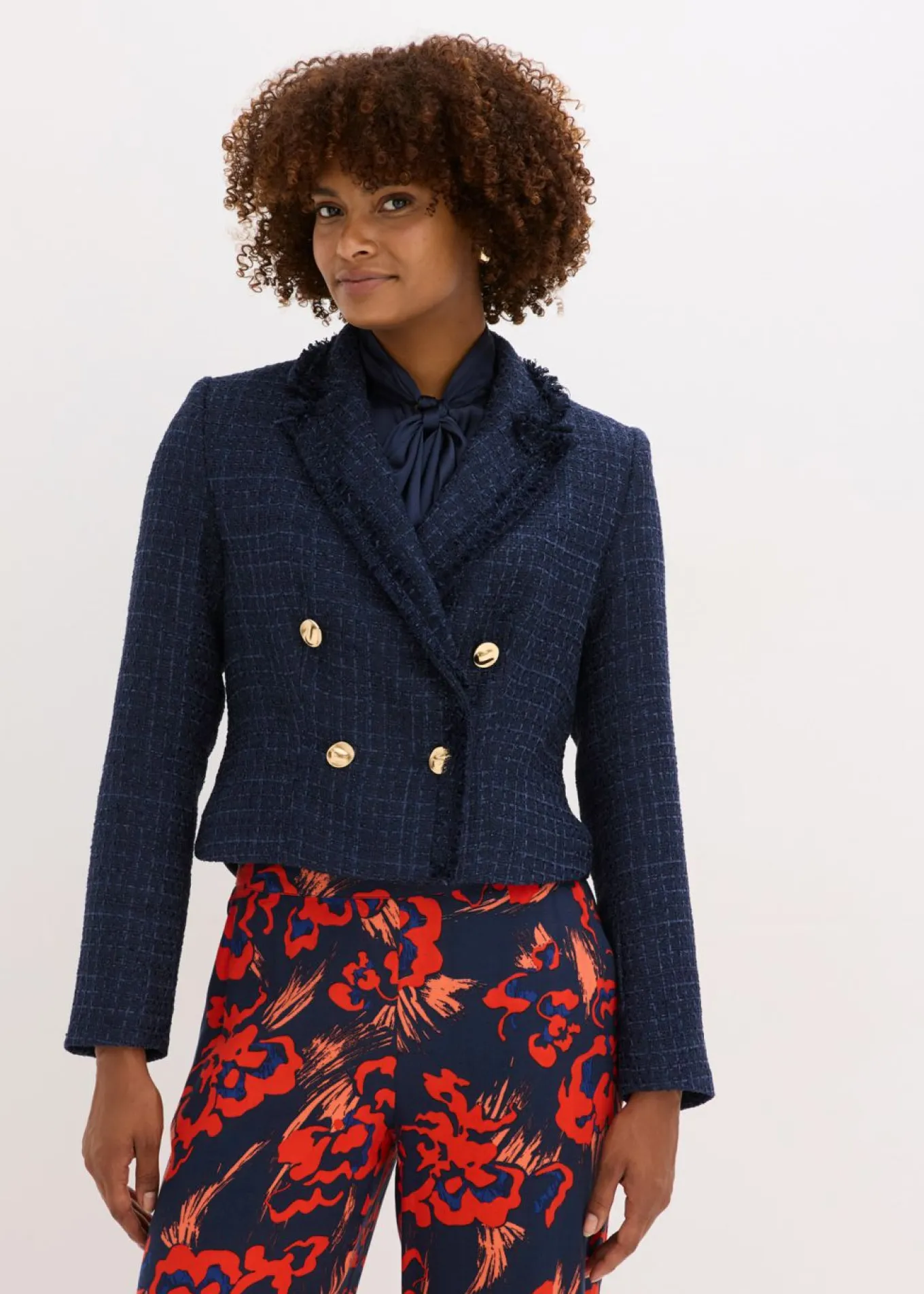 Americana de bouclé con botones decorativos