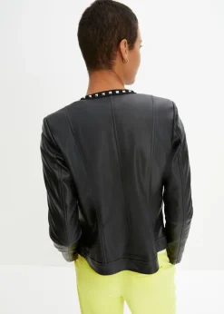 Americana de piel sintética con tachuelas