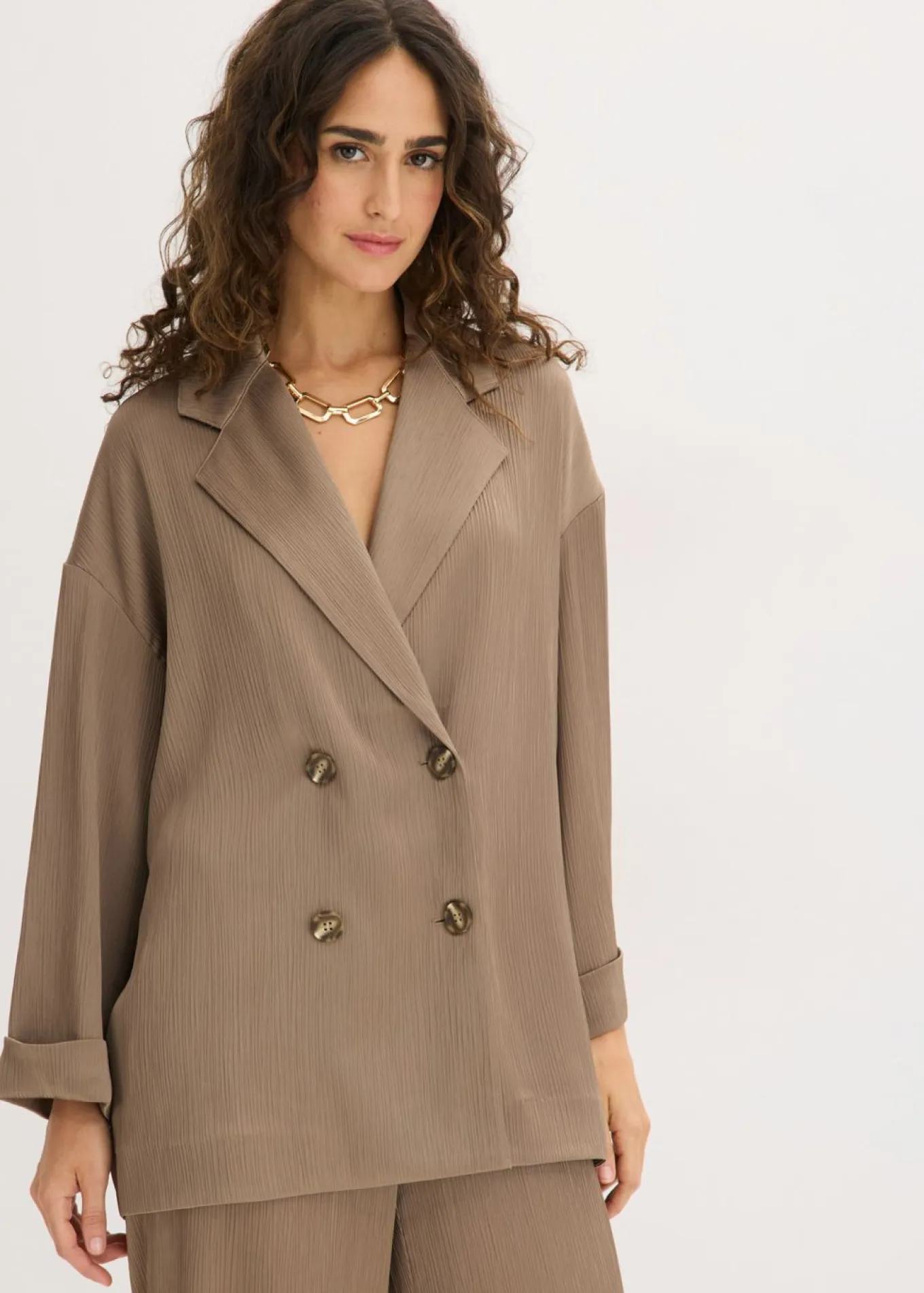 Americana holgada con doble botonadura
