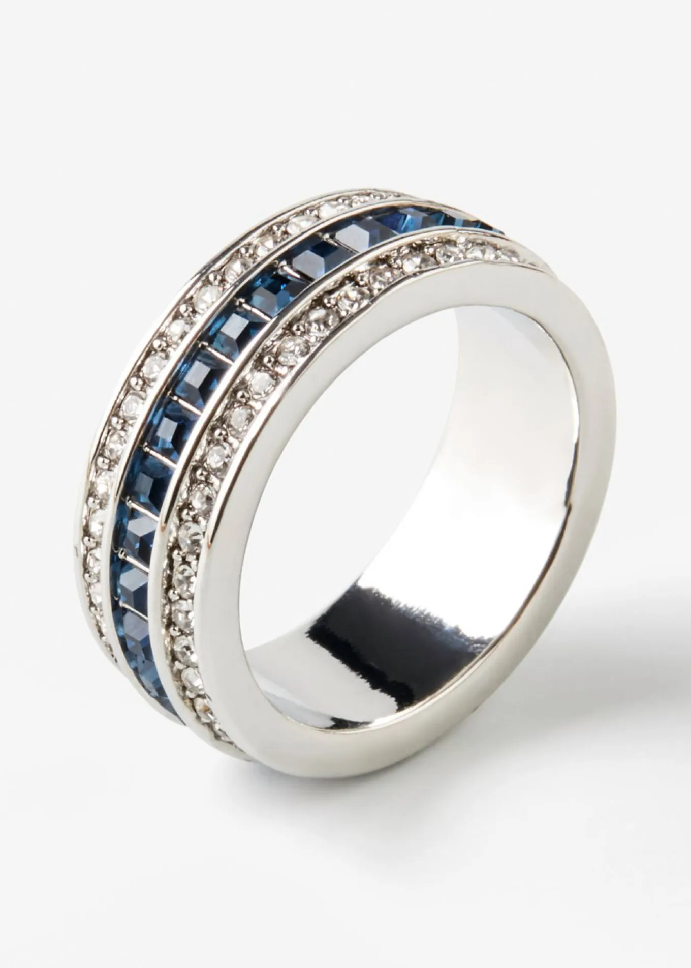 Anillo decorado con piedras brillantes