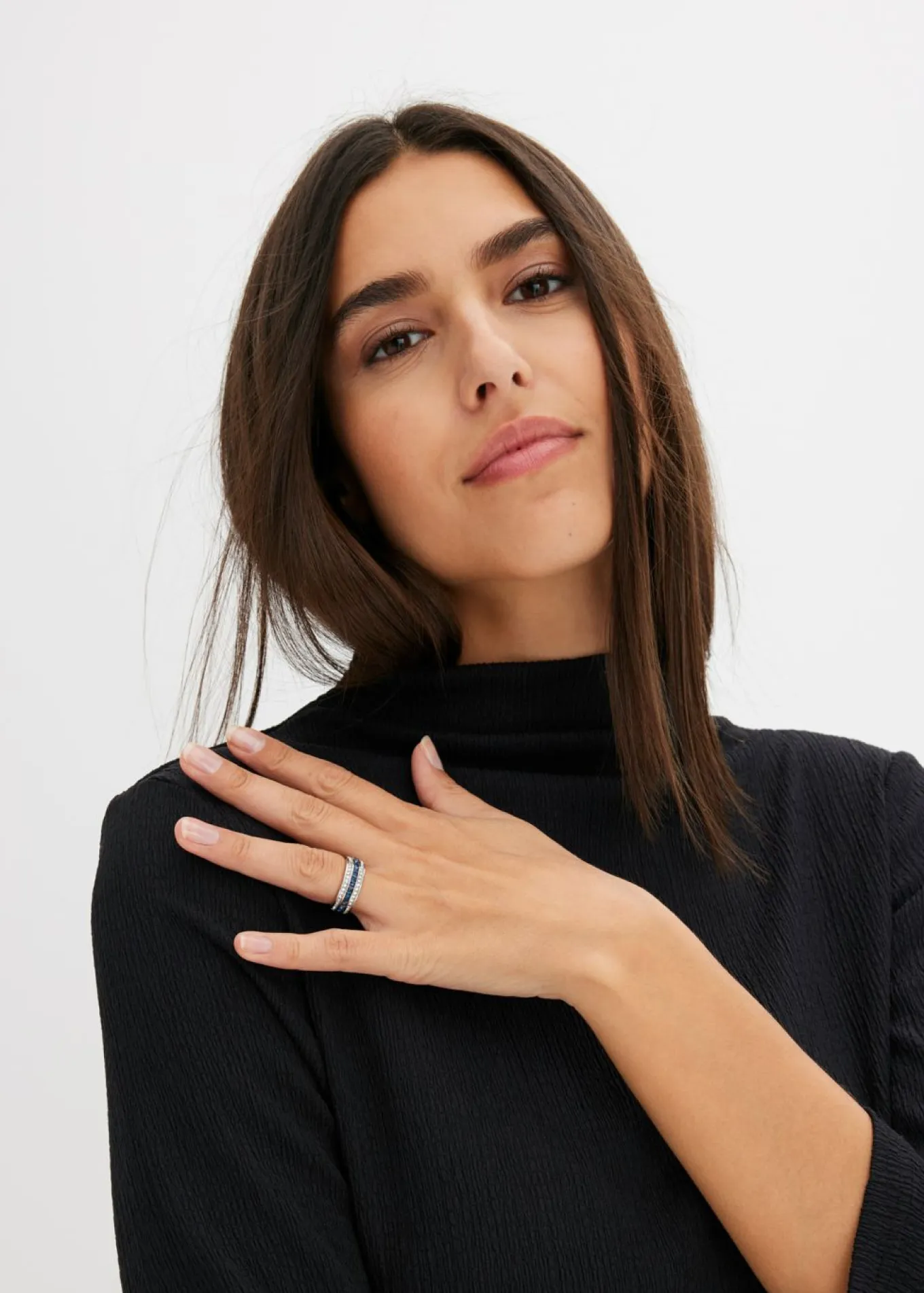 Anillo decorado con piedras brillantes