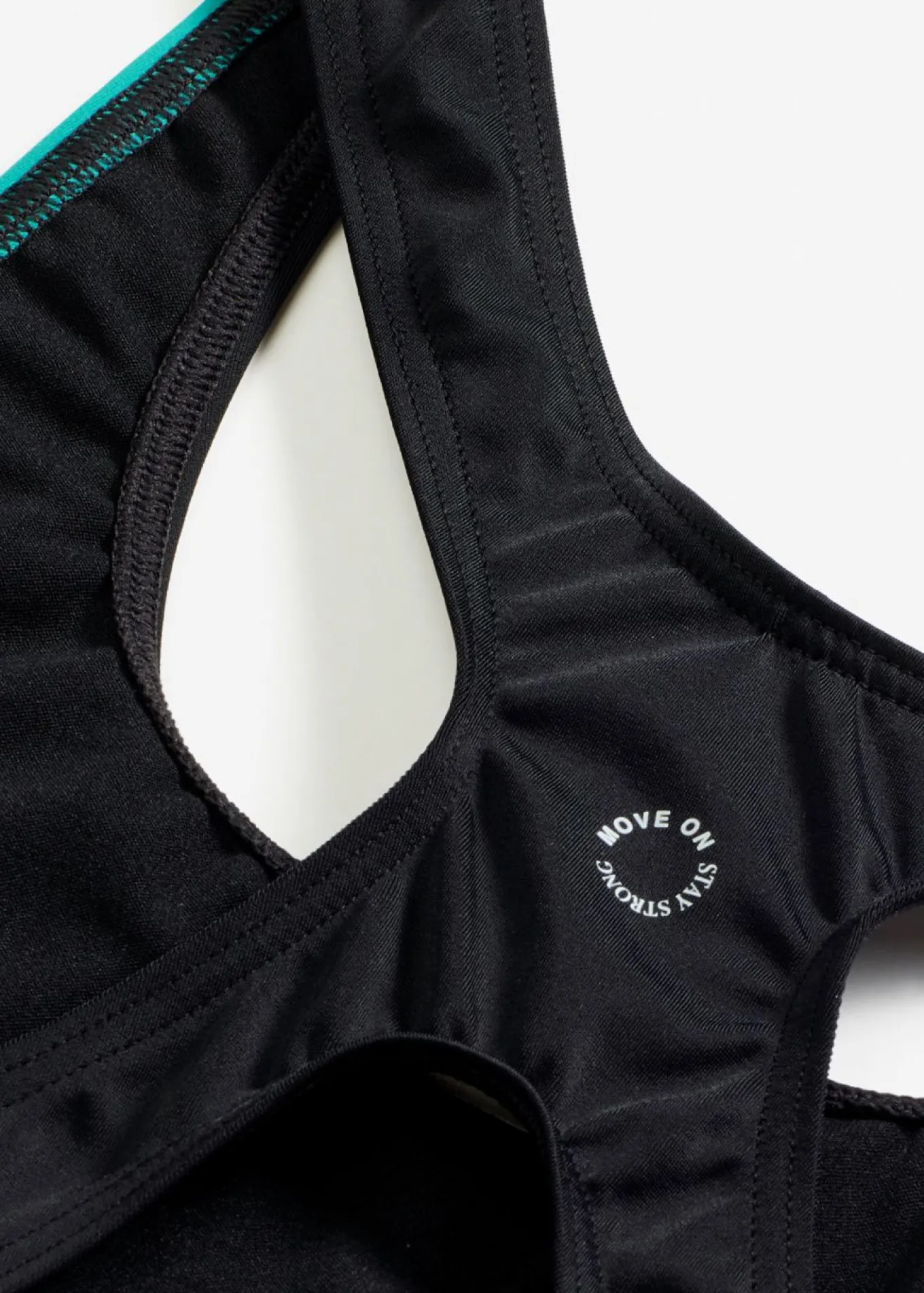 Bañador deportivo de material de secado rápido con perneras