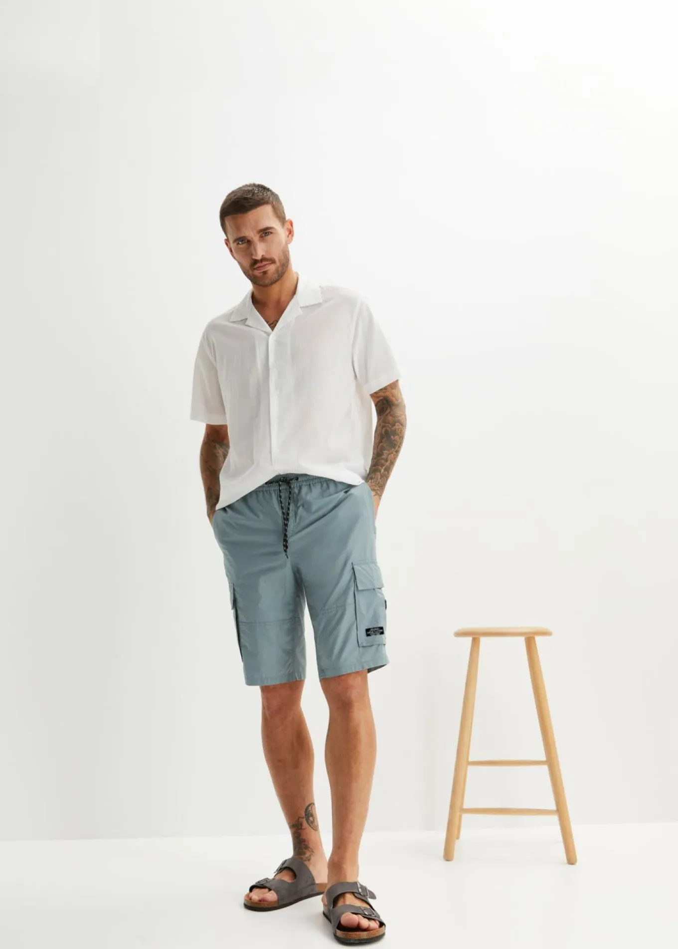 Bermudas cargo, con cintura elástica, corte regular