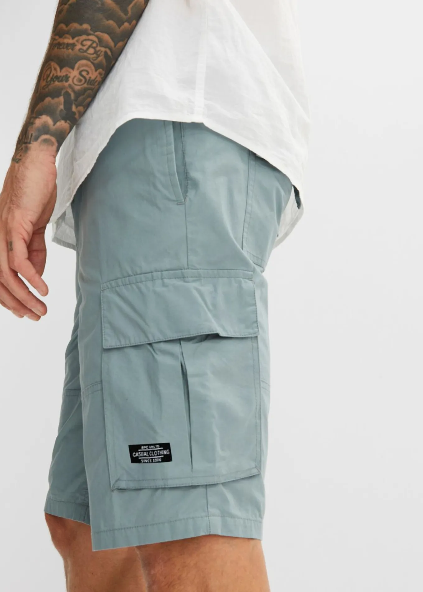Bermudas cargo, con cintura elástica, corte regular