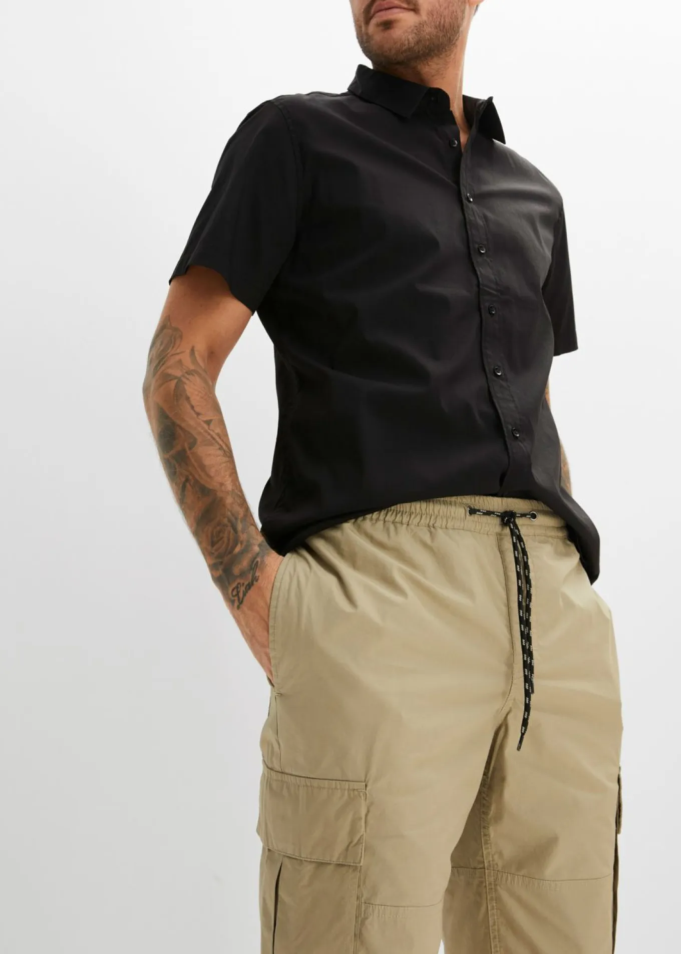 Bermudas cargo, con cintura elástica, corte regular