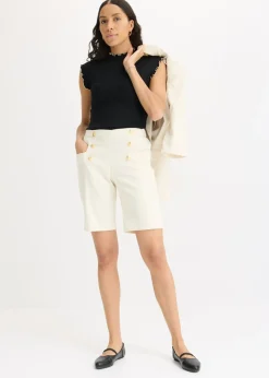 Bermudas con botones decorativos