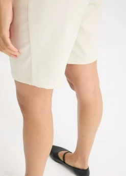 Bermudas con botones decorativos