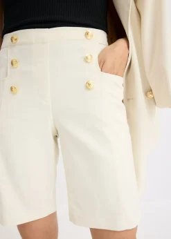 Bermudas con botones decorativos