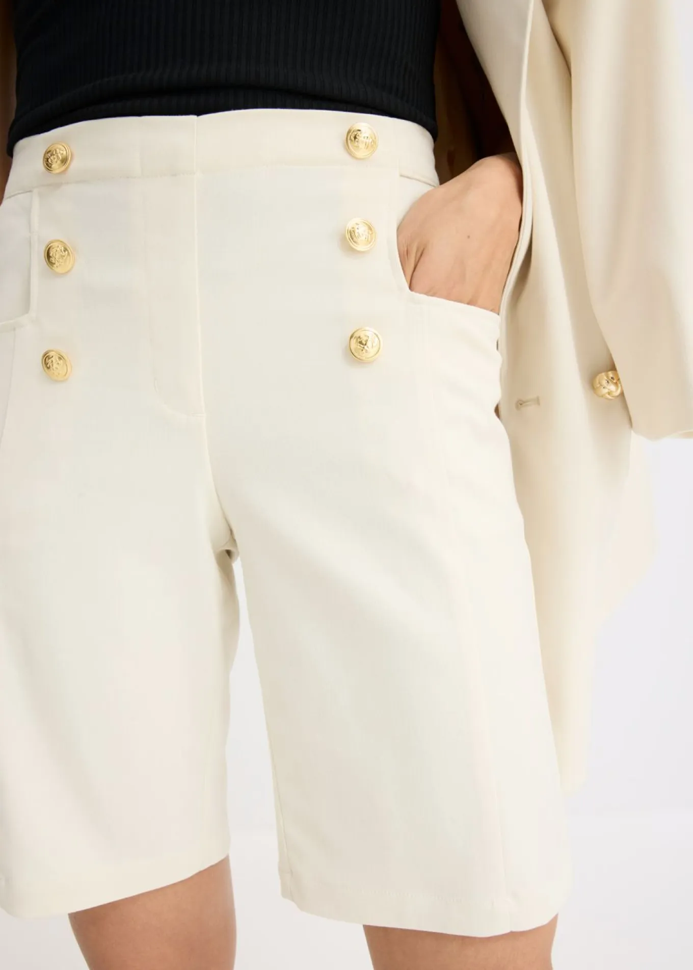 Bermudas con botones decorativos