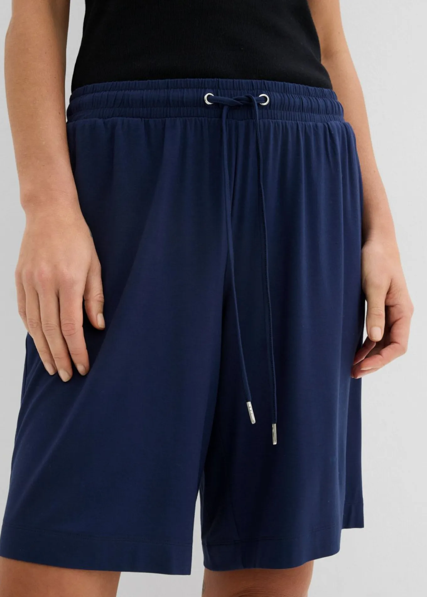 Bermudas de punto de viscosa fluida