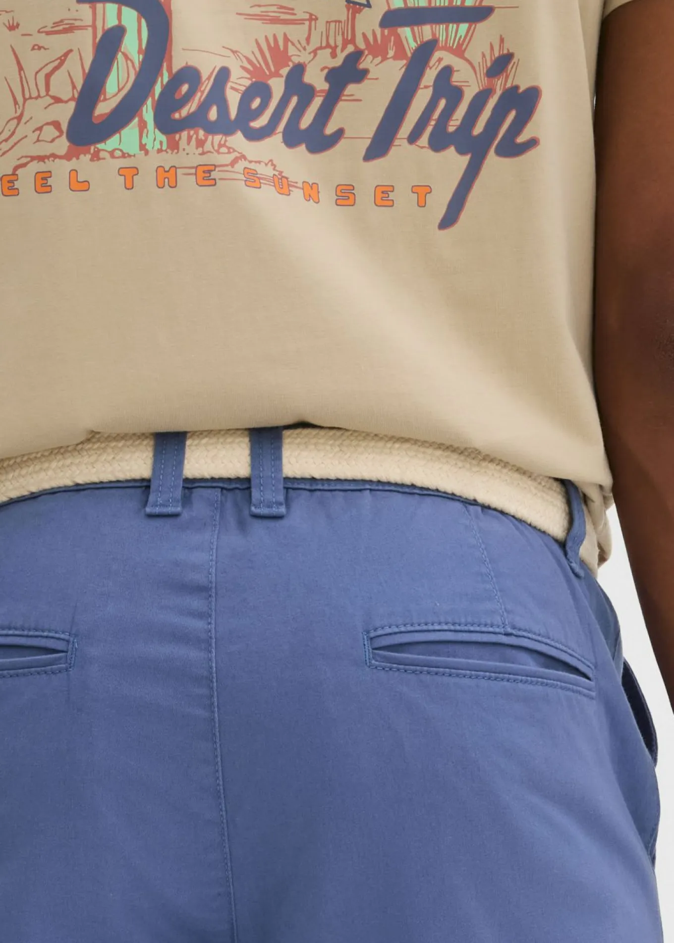 Bermudas elásticas con cinturón y corte regular