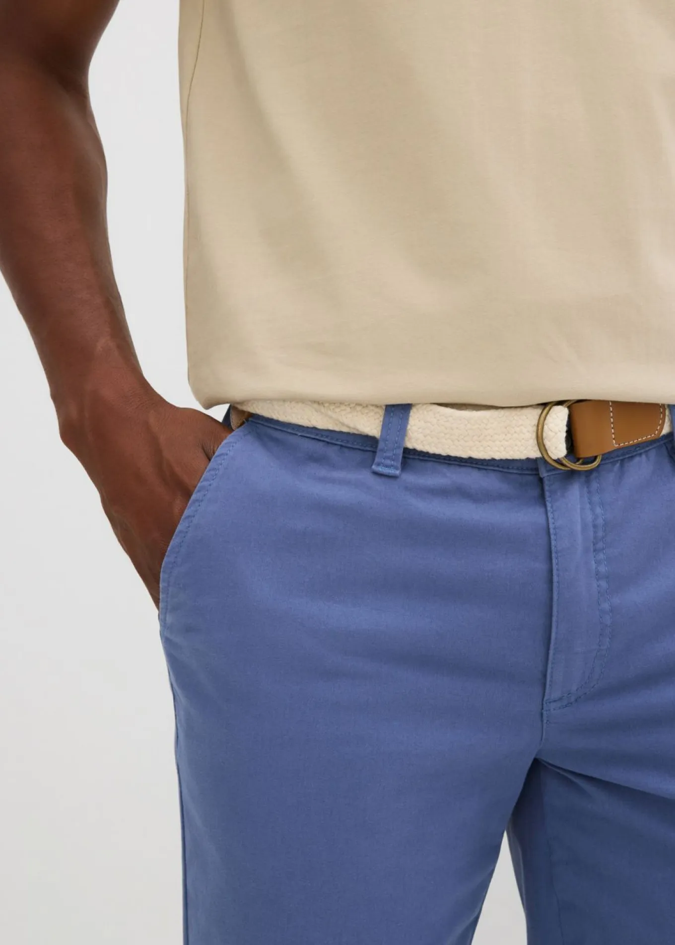 Bermudas elásticas con cinturón y corte regular