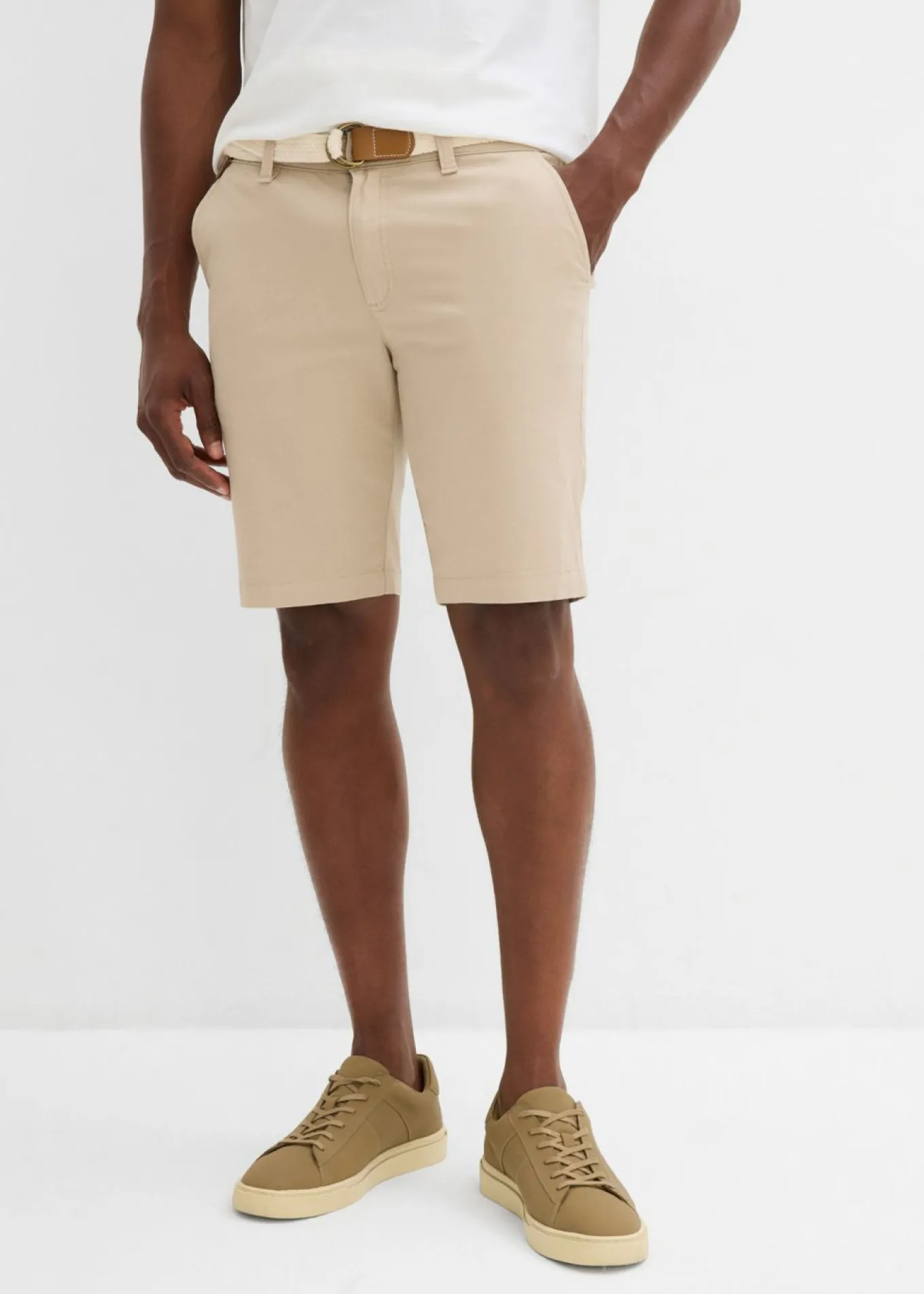 Bermudas elásticas con cinturón y corte regular