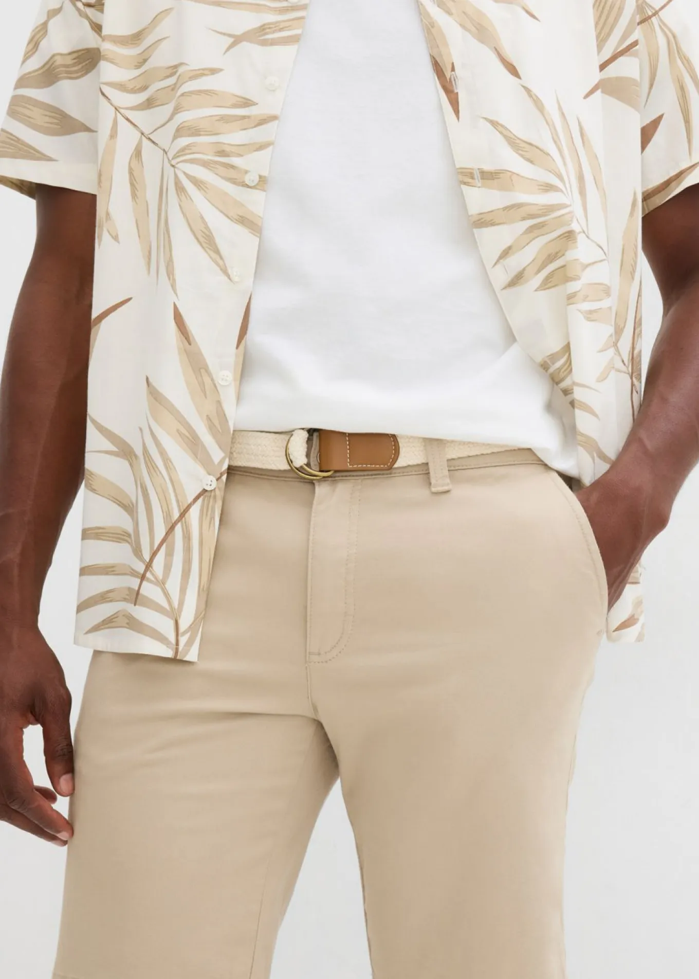 Bermudas elásticas con cinturón y corte regular