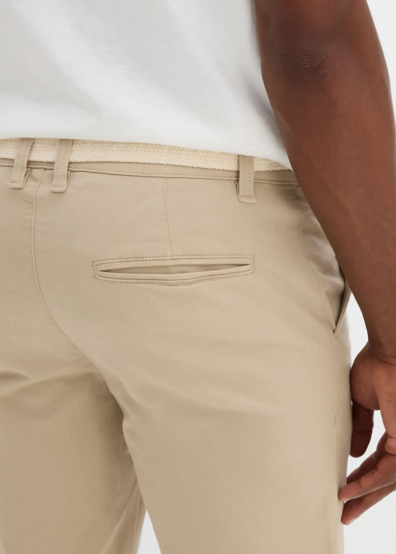 Bermudas elásticas con cinturón y corte regular