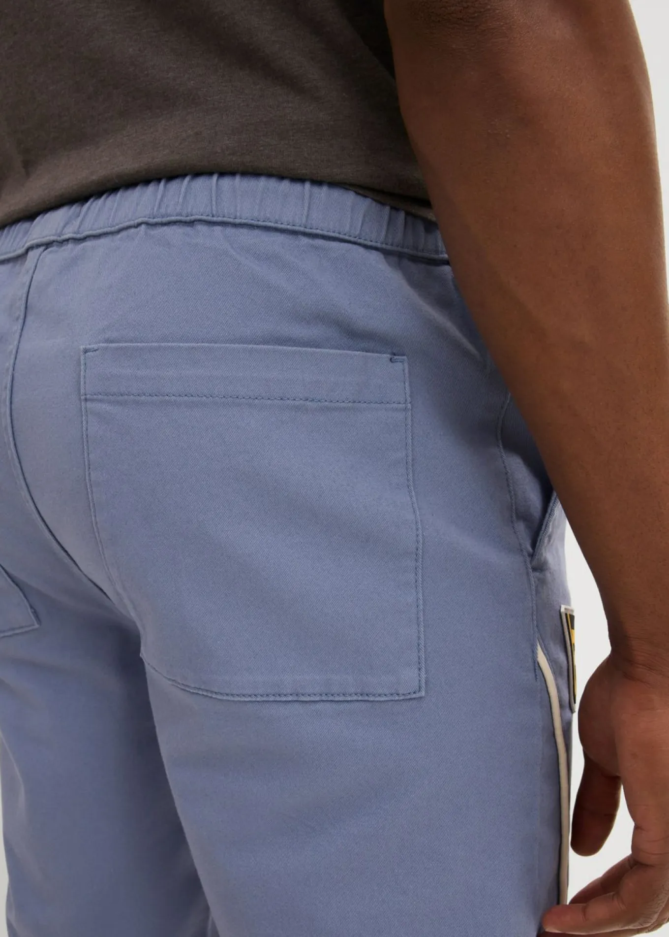 Bermudas elásticas sin cierre con corte holgado