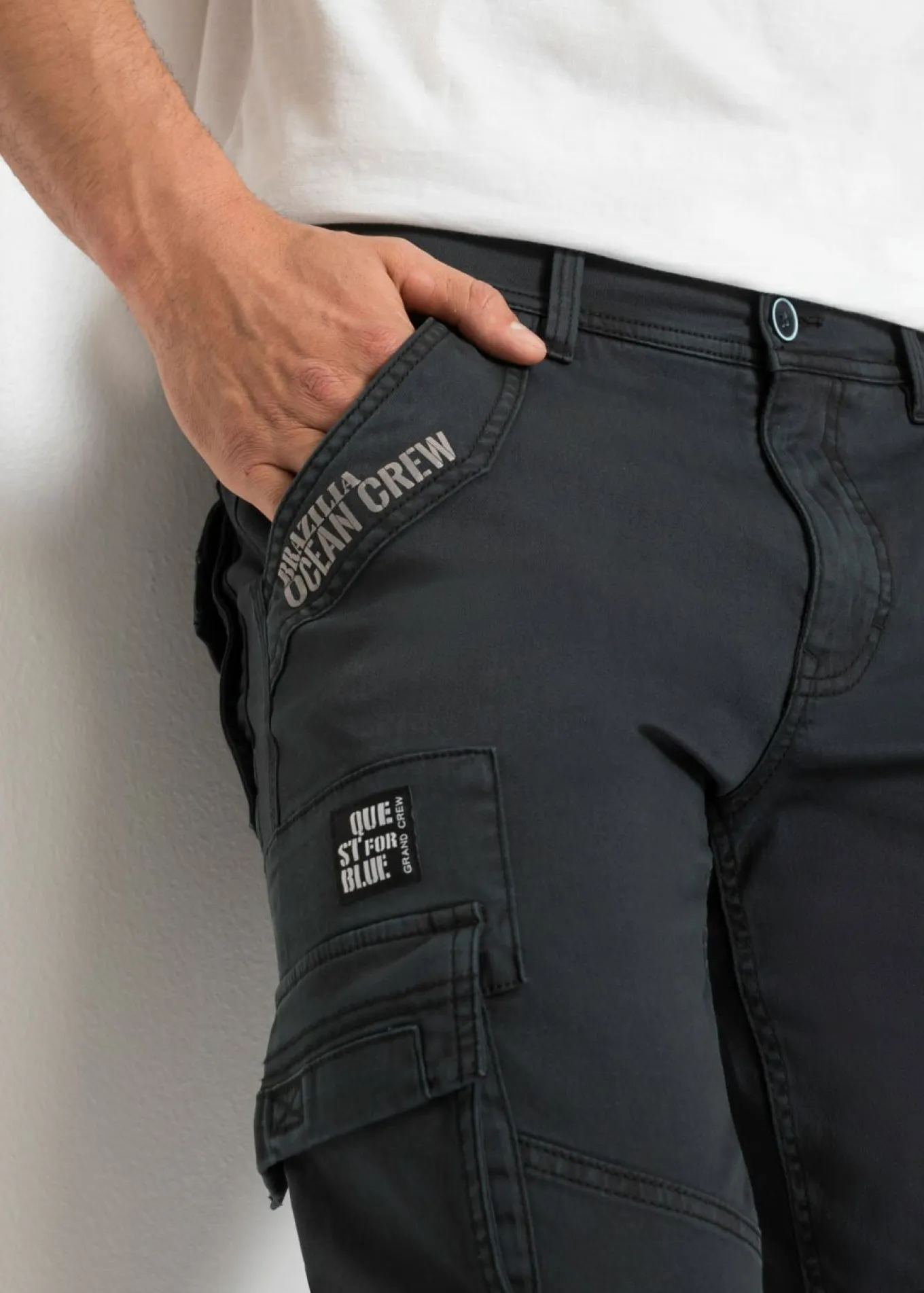 Bermudas largas elásticas, con bolsillos cargo, regular fit