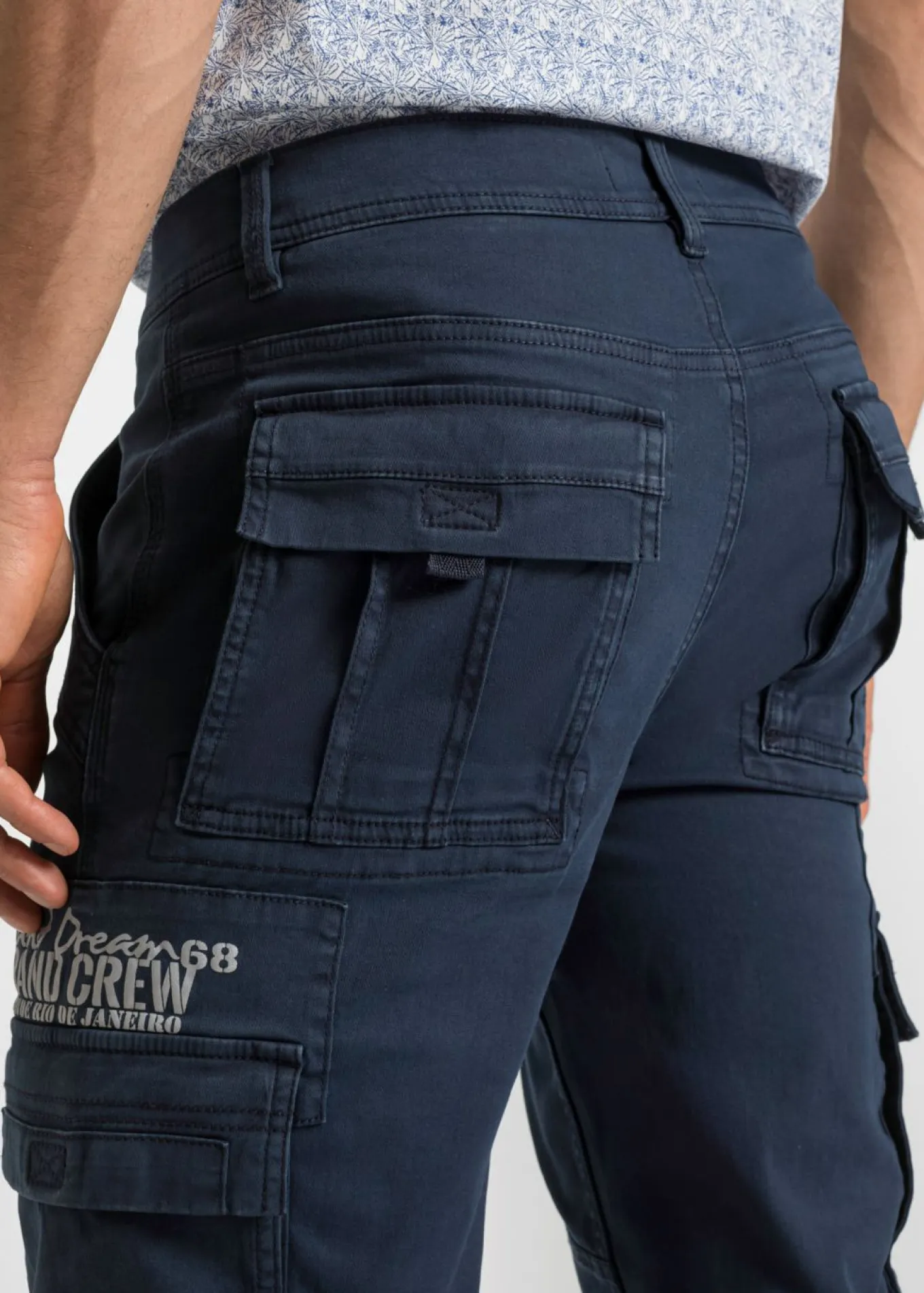 Bermudas largas elásticas, con bolsillos cargo, regular fit
