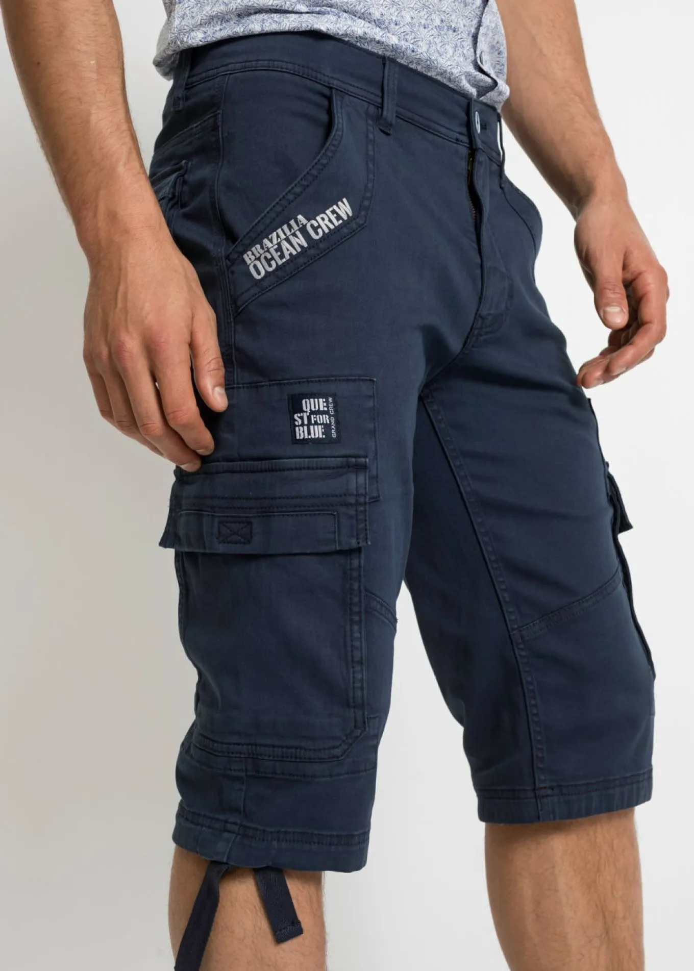 Bermudas largas elásticas, con bolsillos cargo, regular fit