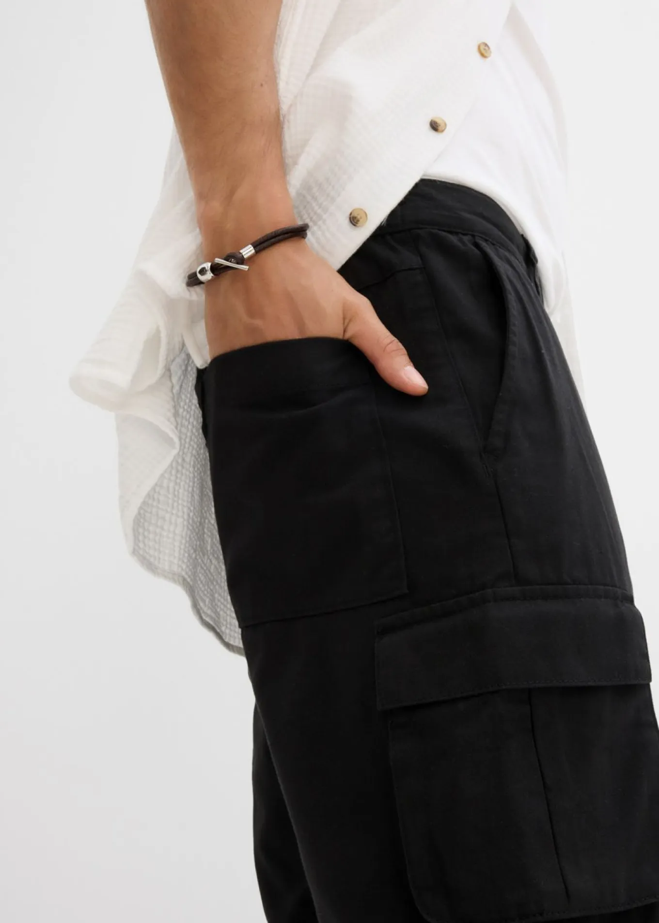 Bermudas tipo cargo con cinturilla elástica y corte regular