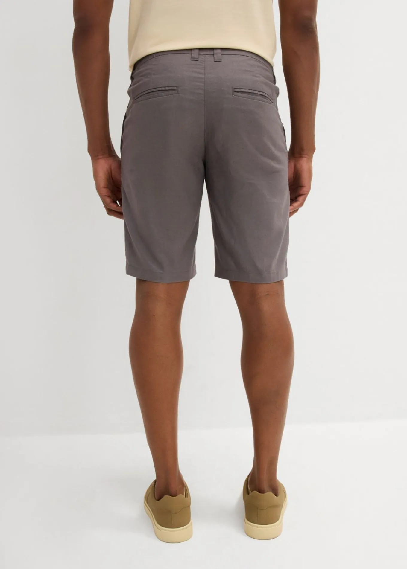 Bermudas tipo chino con lino y corte regular