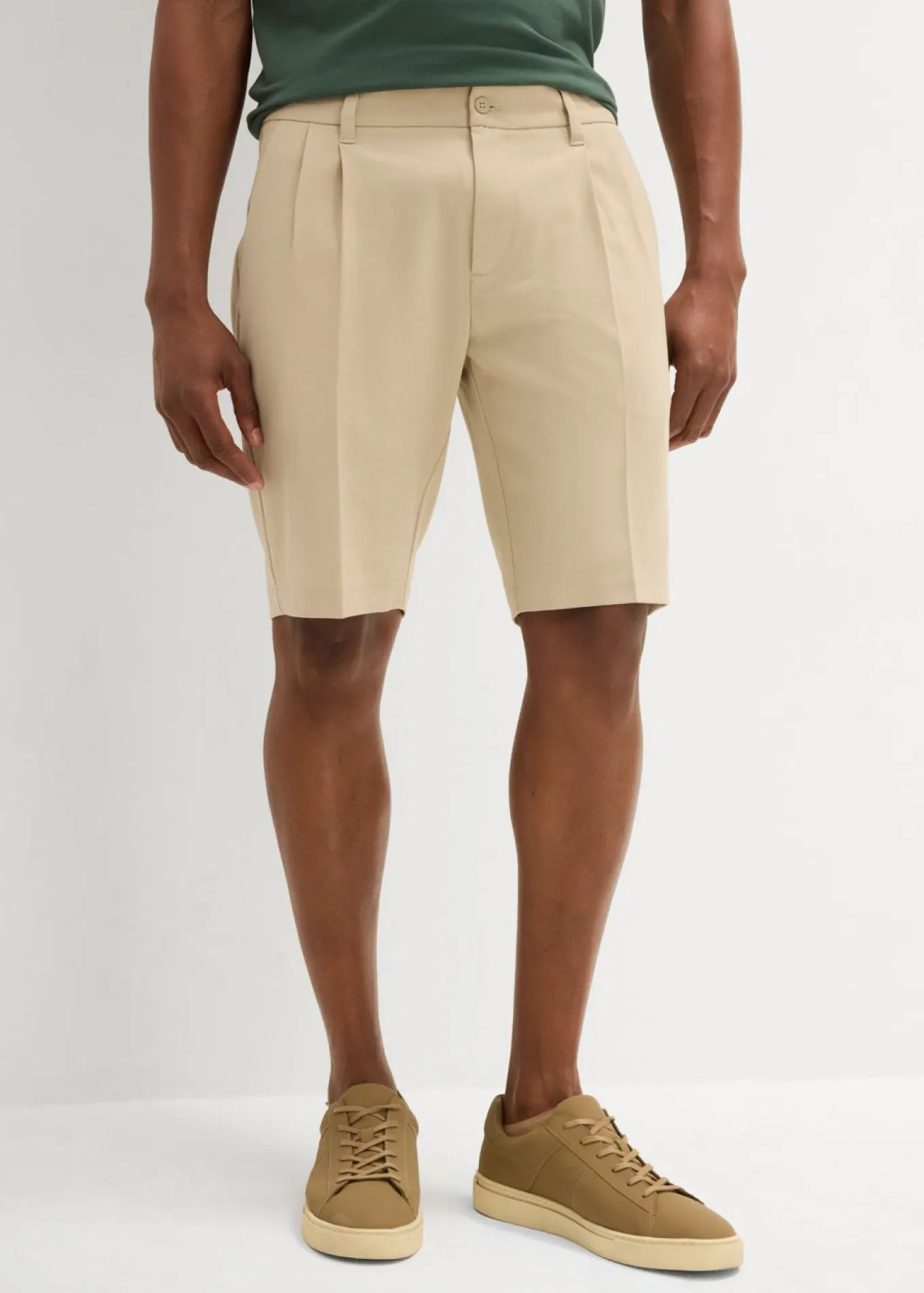 Bermudas tipo chino con pinzas y corte recto