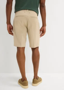 Bermudas tipo chino con pinzas y corte recto