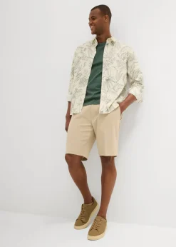 Bermudas tipo chino con pinzas y corte recto
