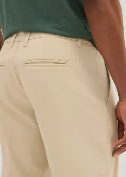 Bermudas tipo chino con pinzas y corte recto