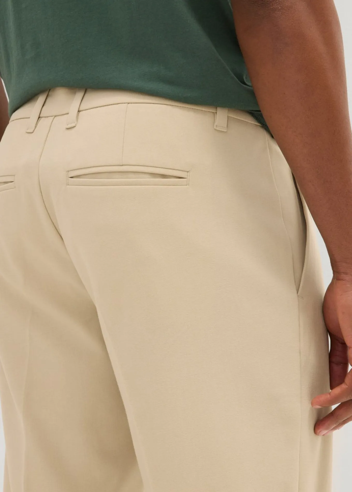 Bermudas tipo chino con pinzas y corte recto