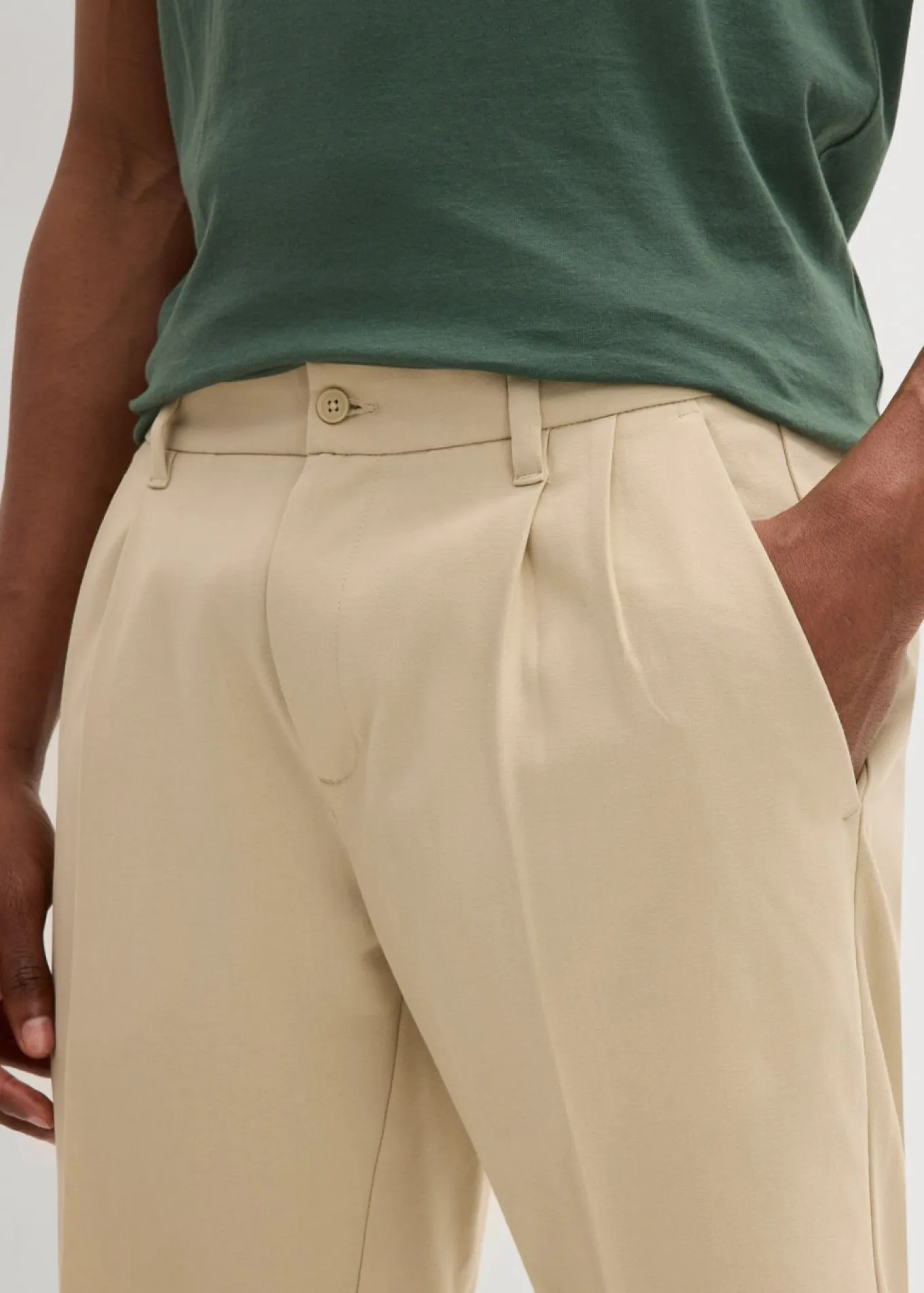 Bermudas tipo chino con pinzas y corte recto