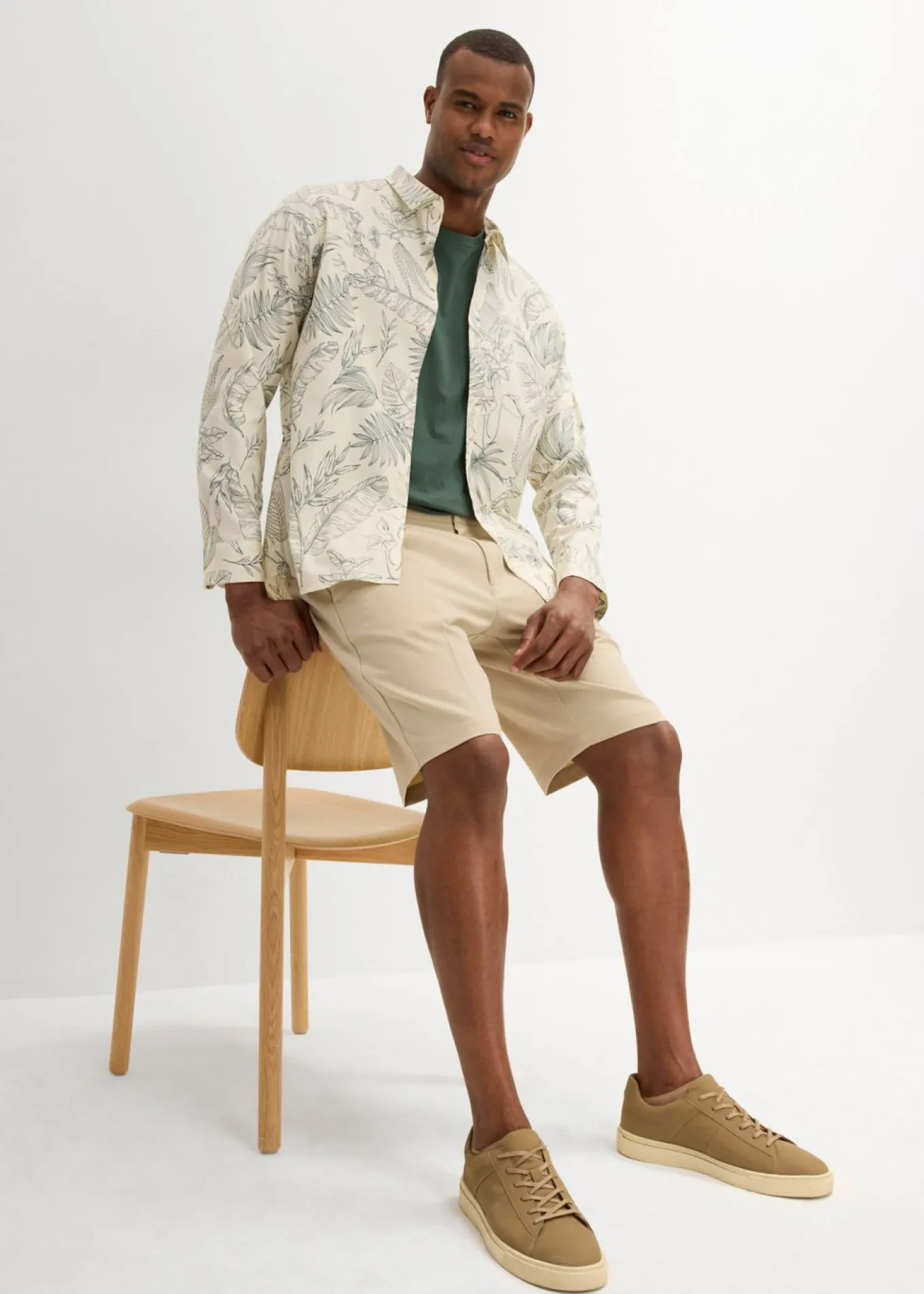 Bermudas tipo chino con pinzas y corte recto