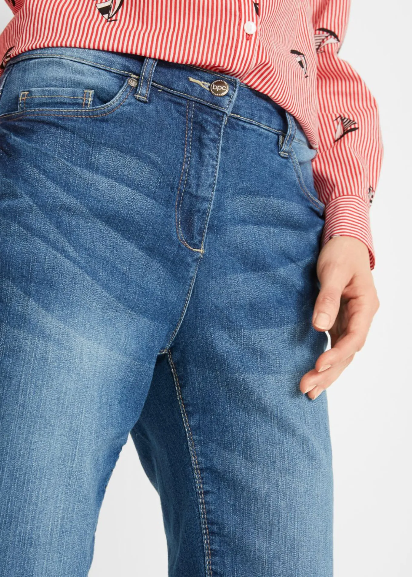 Bermudas vaqueras, elásticas, con bajo enrollado