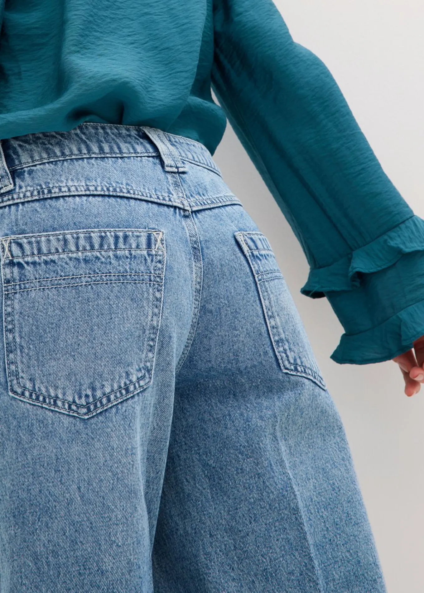 Bermudas vaqueras mid waist, low stretch
