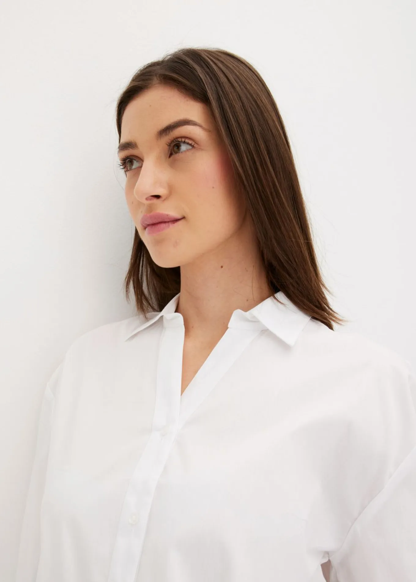 Blusa asimétrica con mangas abullonadas