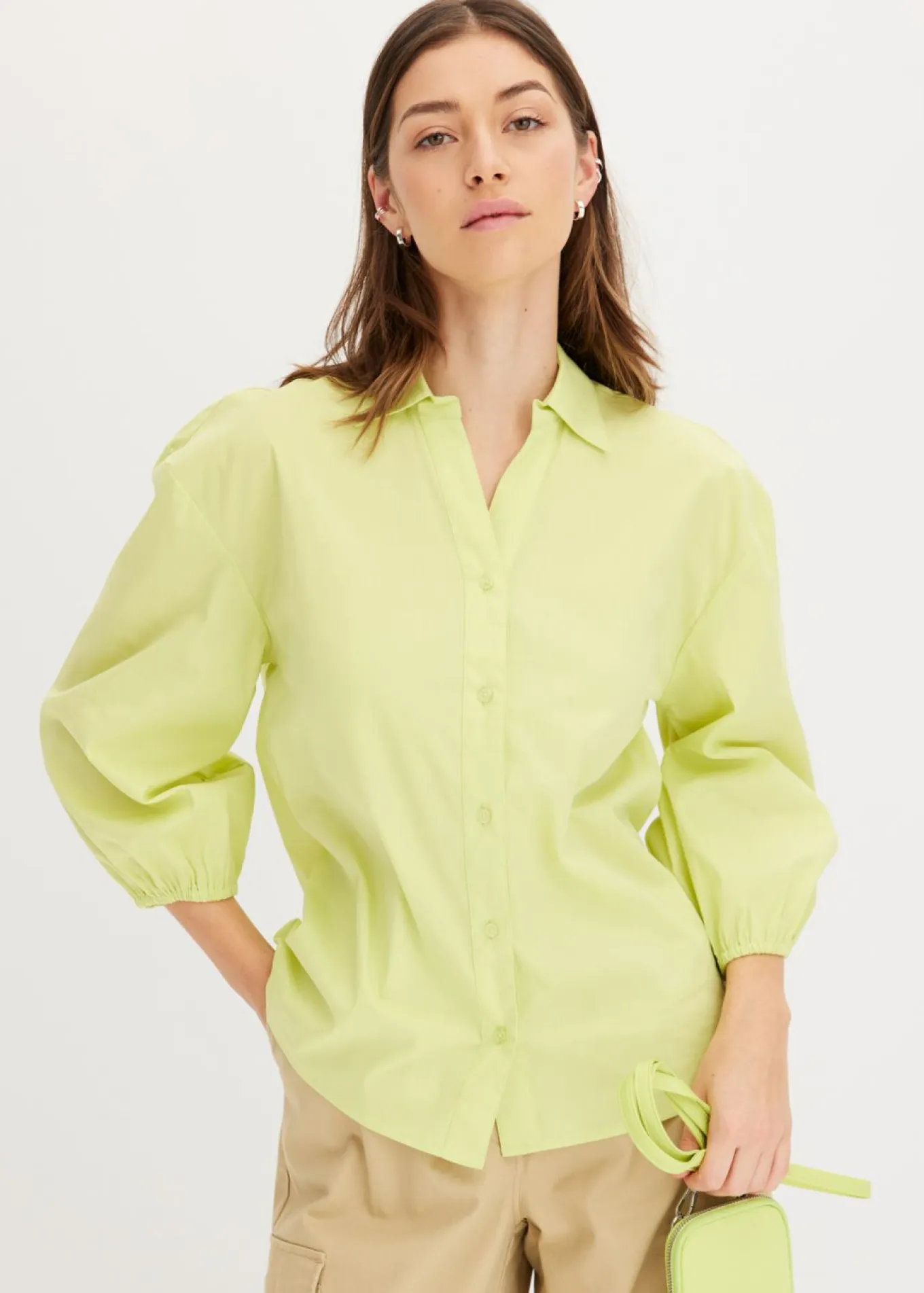 Blusa asimétrica con mangas abullonadas
